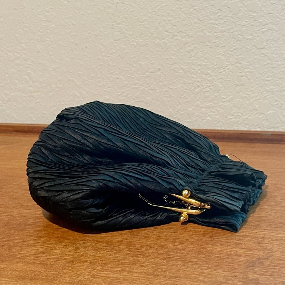 Vintage La Regale Black Textile Evening Bag Chain Strap Gold Metal Kiss Closure - Picture 12 of 16